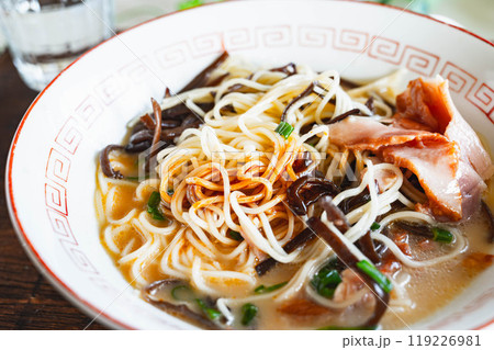 辛味を入れた豚骨ラーメン 119226981