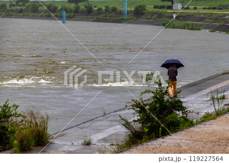 大雨で増水した川 119227564