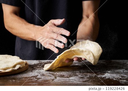 ピザ生地を作るピザ職人 119228426