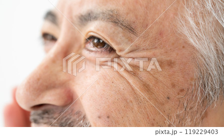 メンズビューティー しみ アップ 目元 メンズビューティー しみ アップ 目元 119229403