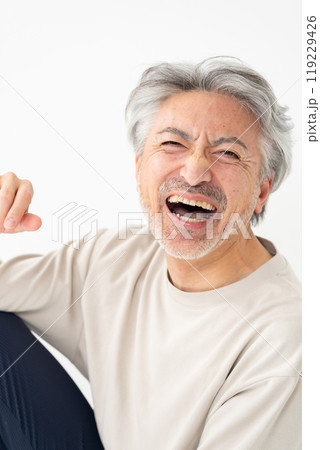 ビューティー シニア男性 大笑い ビューティー シニア男性 大笑い 119229426