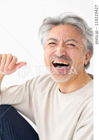 ビューティー　シニア男性　大笑い 119229427