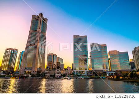 日本の横浜都市景観　10月。横浜ランドマークタワーや屋形船、みなとみらいの街を望む＝13日 119229716