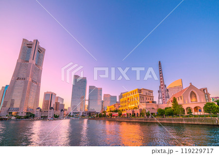 日本の横浜都市景観　10月。横浜ランドマークタワーや屋形船、みなとみらいの街を望む＝13日 119229717