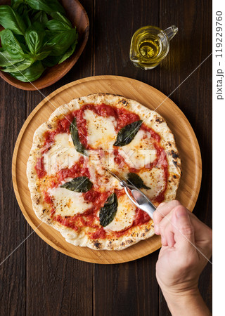 マルゲリータを切り分ける 119229760