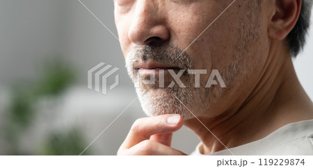 ビューティー　ミドルエイジ　グレイヘア 119229874