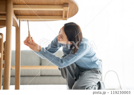 ドライバーを使う女性 119230003