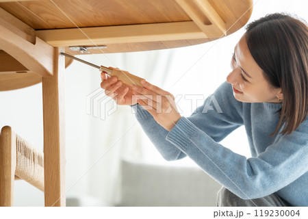 ドライバーを使う女性 119230004