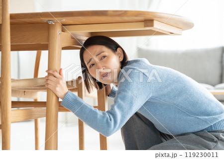 机に隠れる女性 机に隠れる女性 119230011