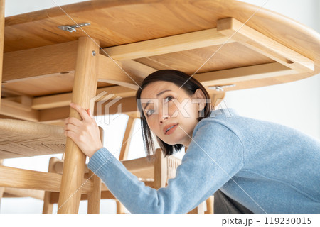 机に隠れる女性 机に隠れる女性 119230015