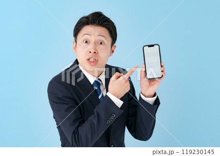 スマホを持って困るビジネスマン スマホを持って困るビジネスマン 119230145