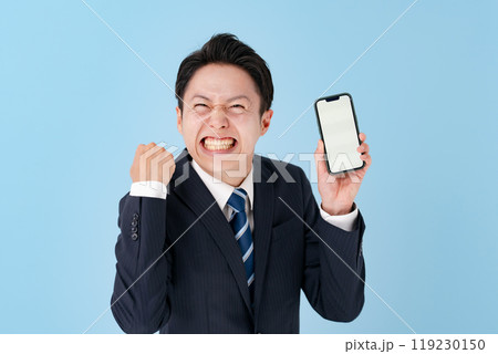 スマホを持ってガッツポーズをするビジネスマン スマホを持ってガッツポーズをするビジネスマン 119230150