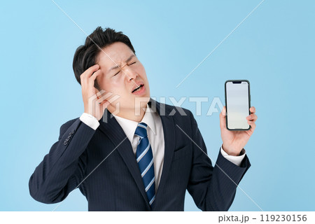 スマホを持って困るビジネスマン スマホを持って困るビジネスマン 119230156
