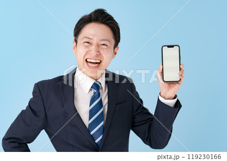 スマホを持って大笑いするビジネスマン 119230166