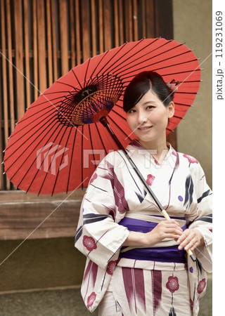 浴衣を着た若い女性 浴衣を着た若い女性 119231069