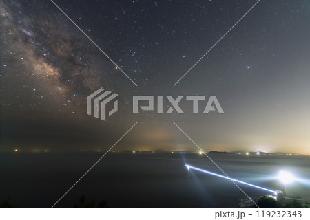 灯台と天の川銀河のある星空の風景(愛媛県伊方町にある佐田岬灯台) 灯台と天の川銀河のある星空の風景(愛媛県伊方町にある佐田岬灯台) 119232343