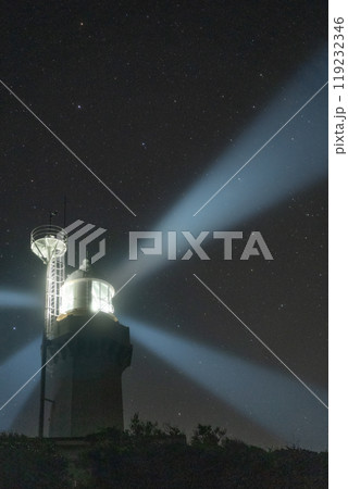 灯台と星空の風景（愛媛県伊方町にある佐田岬灯台） 119232346