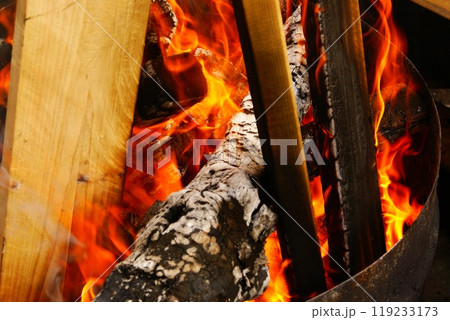 カラー　炎　墨　炎上　燃える　焚火（2024年10月登録） 119233173