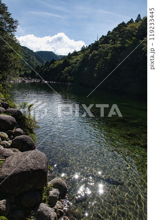 屋久島 トロッコ道沿い安房川の水面 屋久島 トロッコ道沿い安房川の水面 119233445