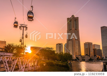 日本の横浜都市景観 10月。横浜ランドマークタワーや夕日、屋形船、みなとみらいの街を望む=13日 日本の横浜都市景観 10月。横浜ランドマークタワーや夕日、屋形船、みなとみらいの街を望む=13日 119233959
