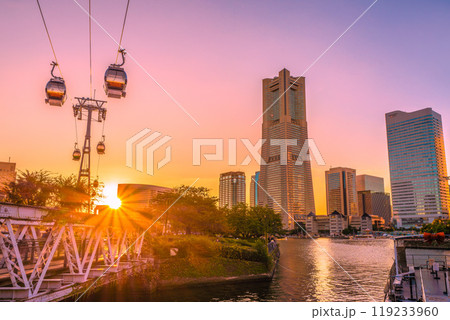 日本の横浜都市景観　10月。横浜ランドマークタワーや夕日、屋形船、みなとみらいの街を望む＝13日 119233960