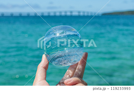 青い海と琉球ガラス 青い海と琉球ガラス 119233993