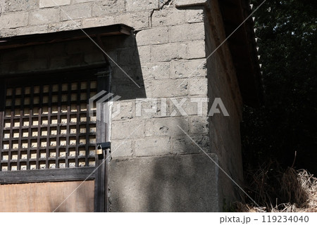 郊外の神社の物置小屋 119234040