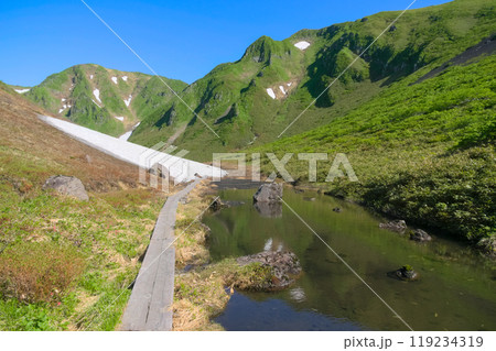 かたがり泉水から望む秋田駒ヶ岳の男岳と馬ノ背 かたがり泉水から望む秋田駒ヶ岳の男岳と馬ノ背 119234319