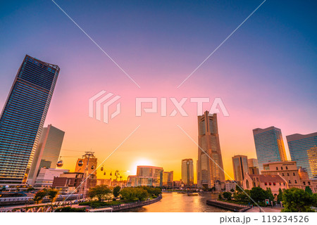 日本の横浜都市景観 10月。横浜ランドマークタワーや夕日、屋形船、みなとみらいの街を望む=13日 日本の横浜都市景観 10月。横浜ランドマークタワーや夕日、屋形船、みなとみらいの街を望む=13日 119234526