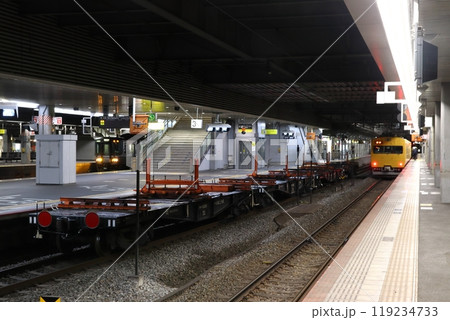 山陽本線岡山地区を行くレール輸送列車(EF65形電気機関車) 山陽本線岡山地区を行くレール輸送列車(EF65形電気機関車) 119234733
