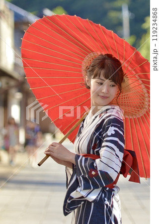 浴衣を着た若い女性のポートレート 浴衣を着た若い女性のポートレート 119234868