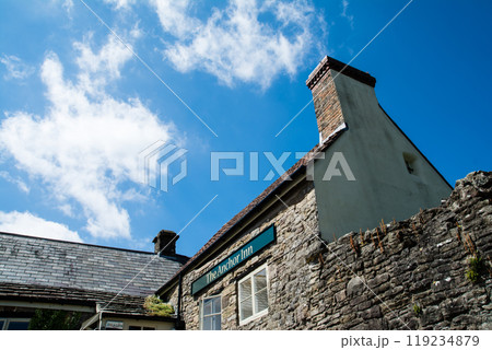明るい青空の下の歴史的な石のブロック造りの建物　南ウェールズの郊外のティンターンにて 119234879