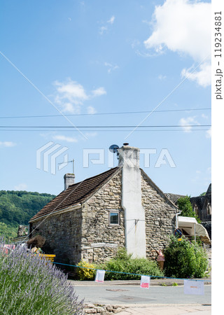 明るい青空の下の歴史的な石のブロック造りの建物 南ウェールズの郊外のティンターンにて 明るい青空の下の歴史的な石のブロック造りの建物 南ウェールズの郊外のティンターンにて 119234881