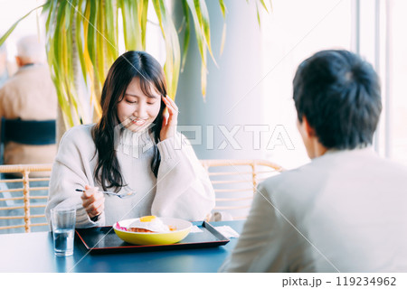 レストランで食事をする男女カップル レストランで食事をする男女カップル 119234962