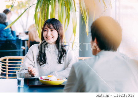 レストランで食事をする男女カップル 119235018