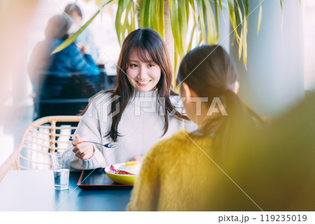 レストランで食事をする女性 119235019