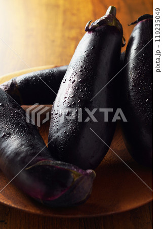 木の器に盛った長なす 119235049