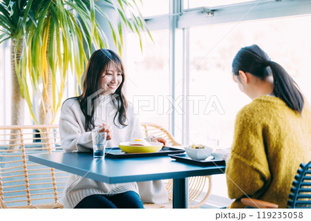 レストランで食事をする女性 119235058