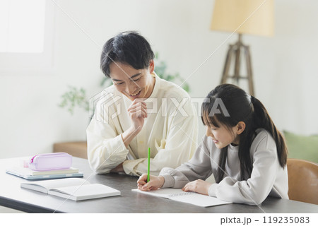 勉強をする小学生と両親 勉強をする小学生と両親 119235083