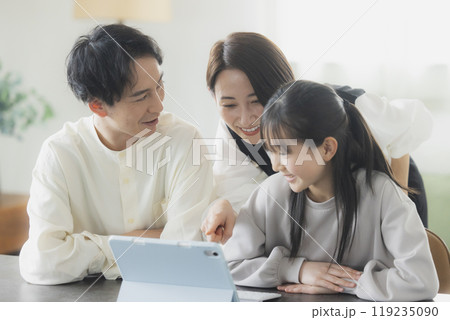 勉強をする小学生と両親　 119235090