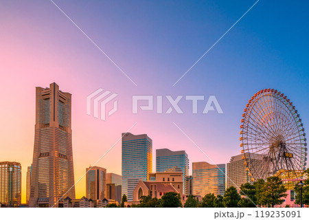 日本の横浜都市景観　10月。横浜ランドマークタワーや夕日、みなとみらいの街を望む＝13日 119235091