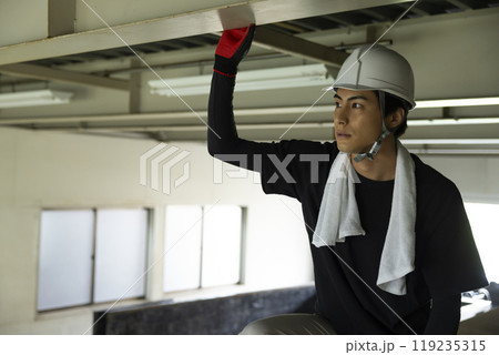 鉄骨を解体する作業員 鉄骨を解体する作業員 119235315