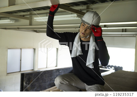 鉄骨を解体する作業員　 　 119235317
