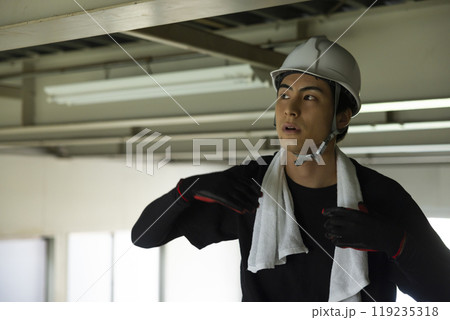 鉄骨を解体する作業員　 　 119235318