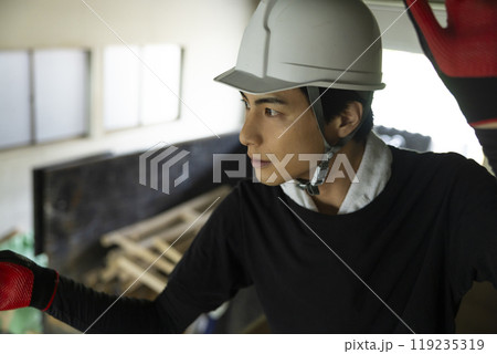 鉄骨を解体する作業員　 　 119235319