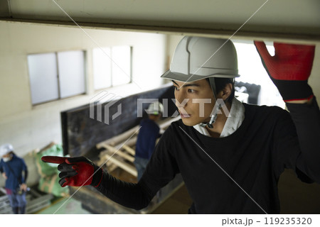 鉄骨を解体する作業員　 　 119235320