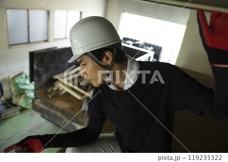 鉄骨を解体する作業員　 　 119235322