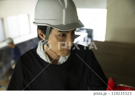 鉄骨を解体する作業員　 　 119235323