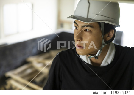 鉄骨を解体する作業員　 　 119235324