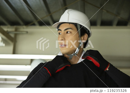 鉄骨を解体する作業員　 　 119235326